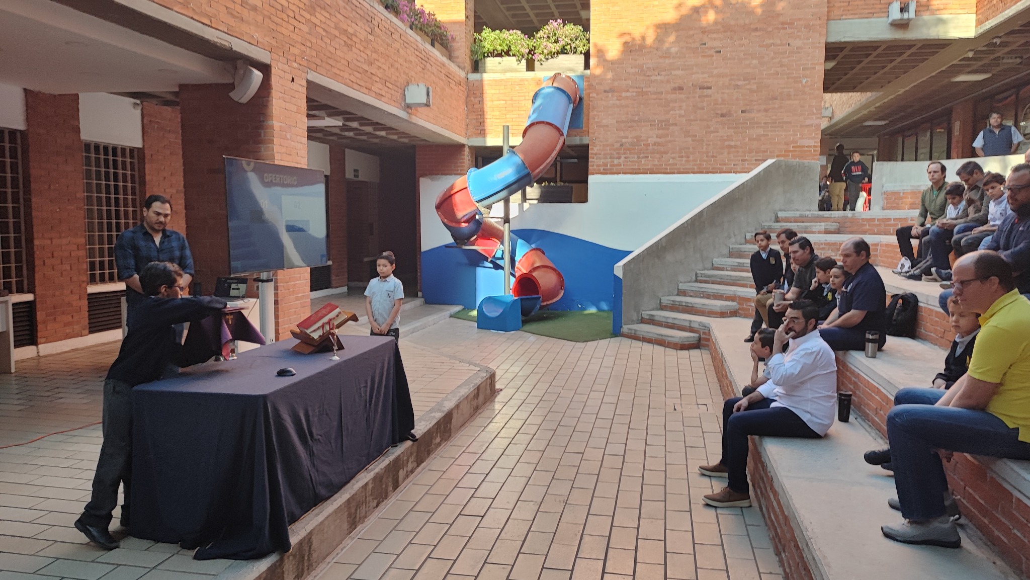 Papás e hijos durante una sesión del Curso de Acólitos