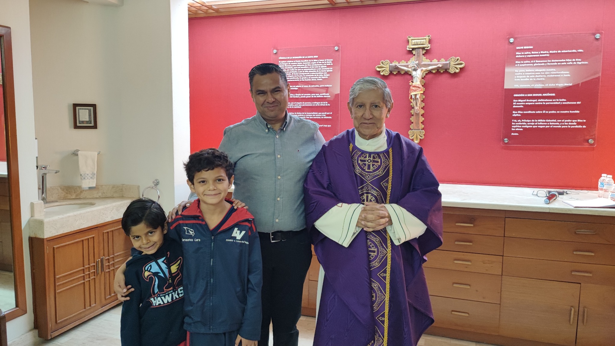 Papá e hijos al concluir una actividad del Curso de Acólitos