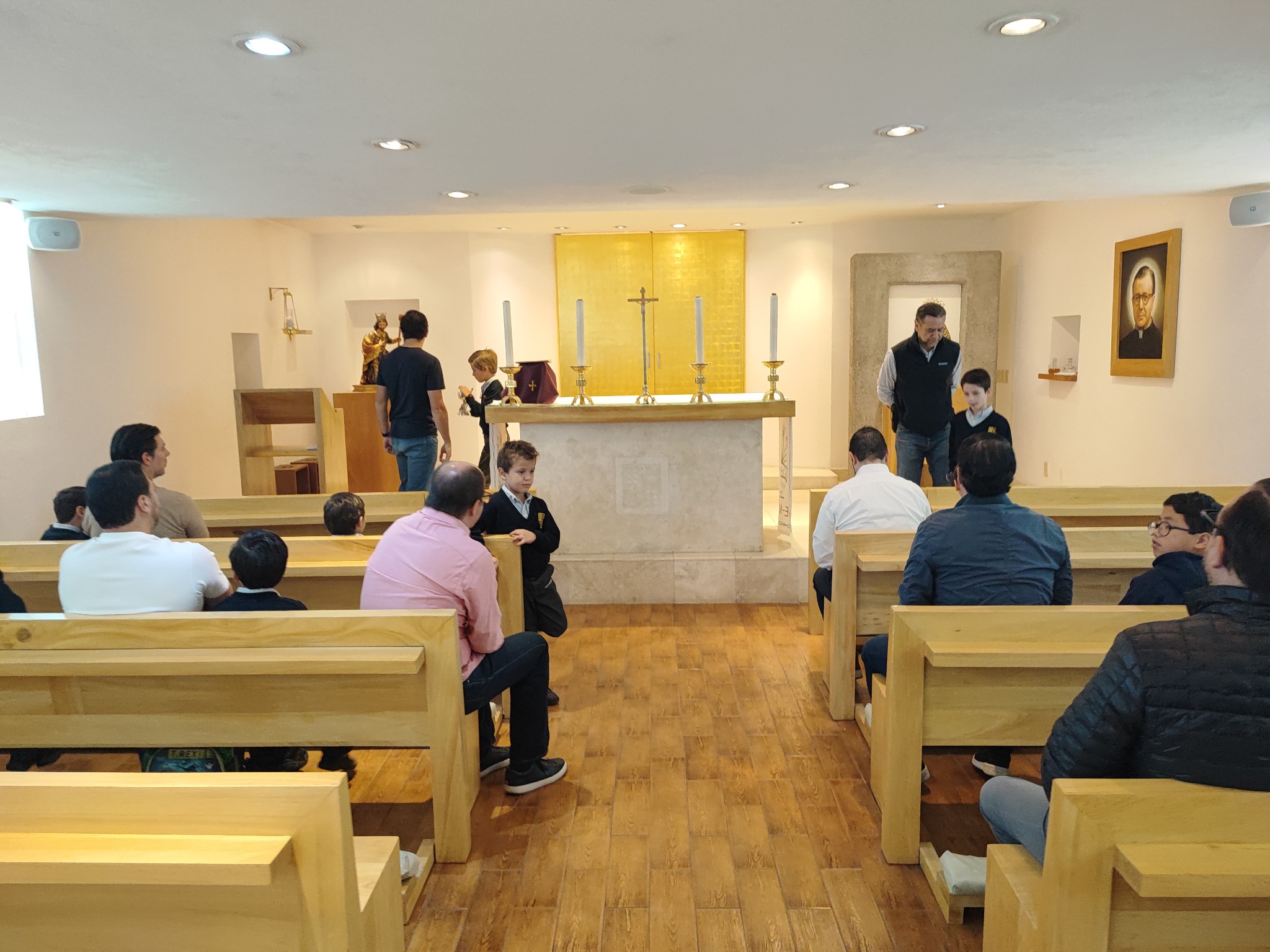 Papás e hijos reunidos en la capilla durante el Curso de Acólitos