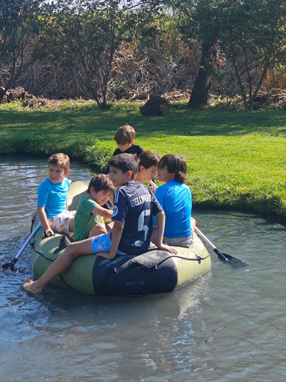 Niños en balsa en el agua