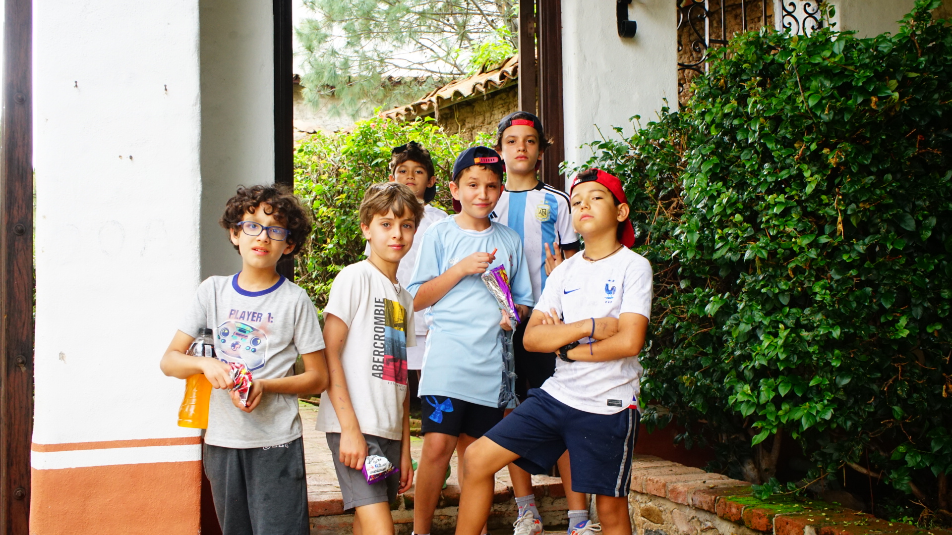 Niños reunidos sin adultos
