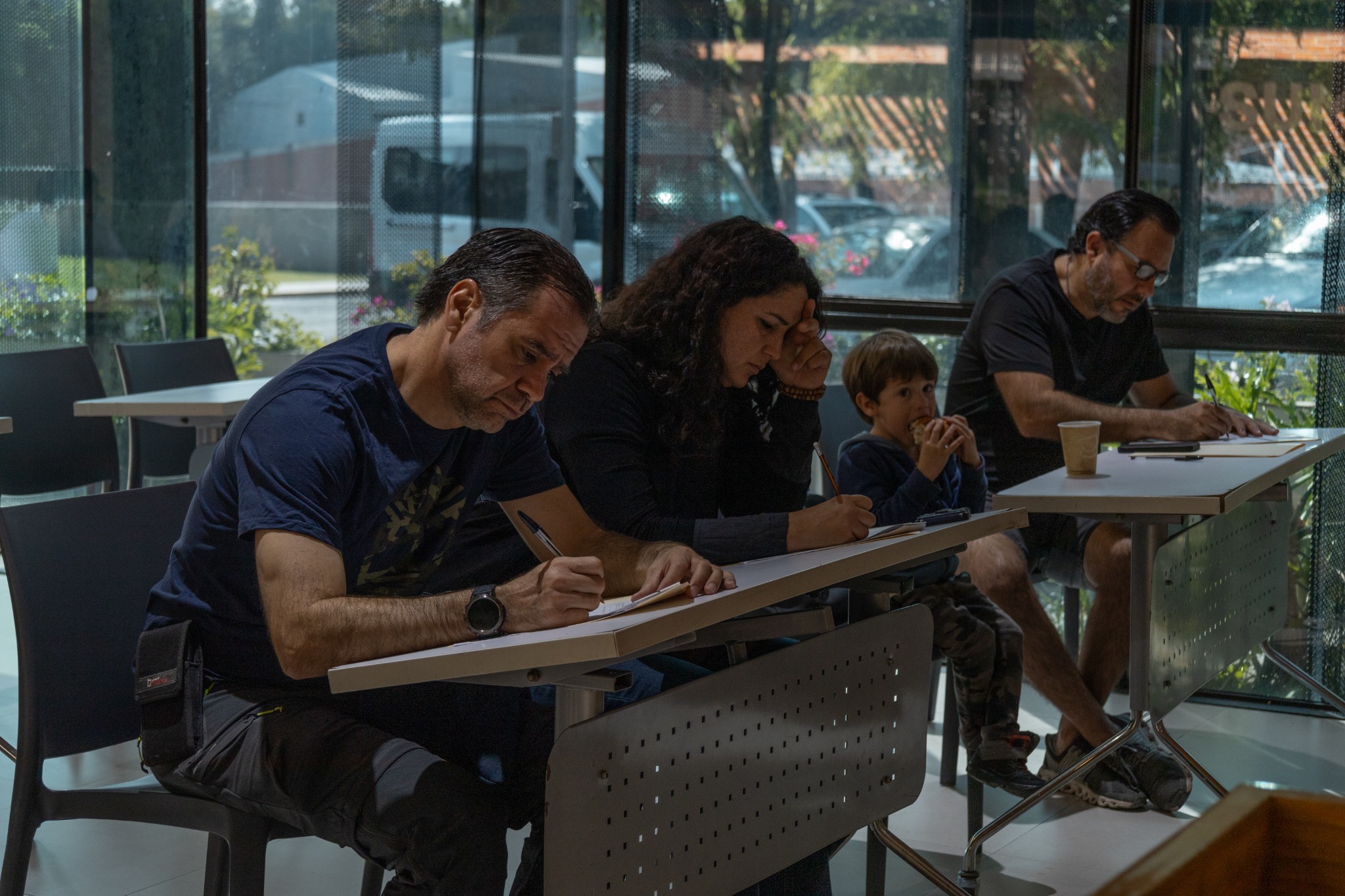 Padres trabajando en una sesión