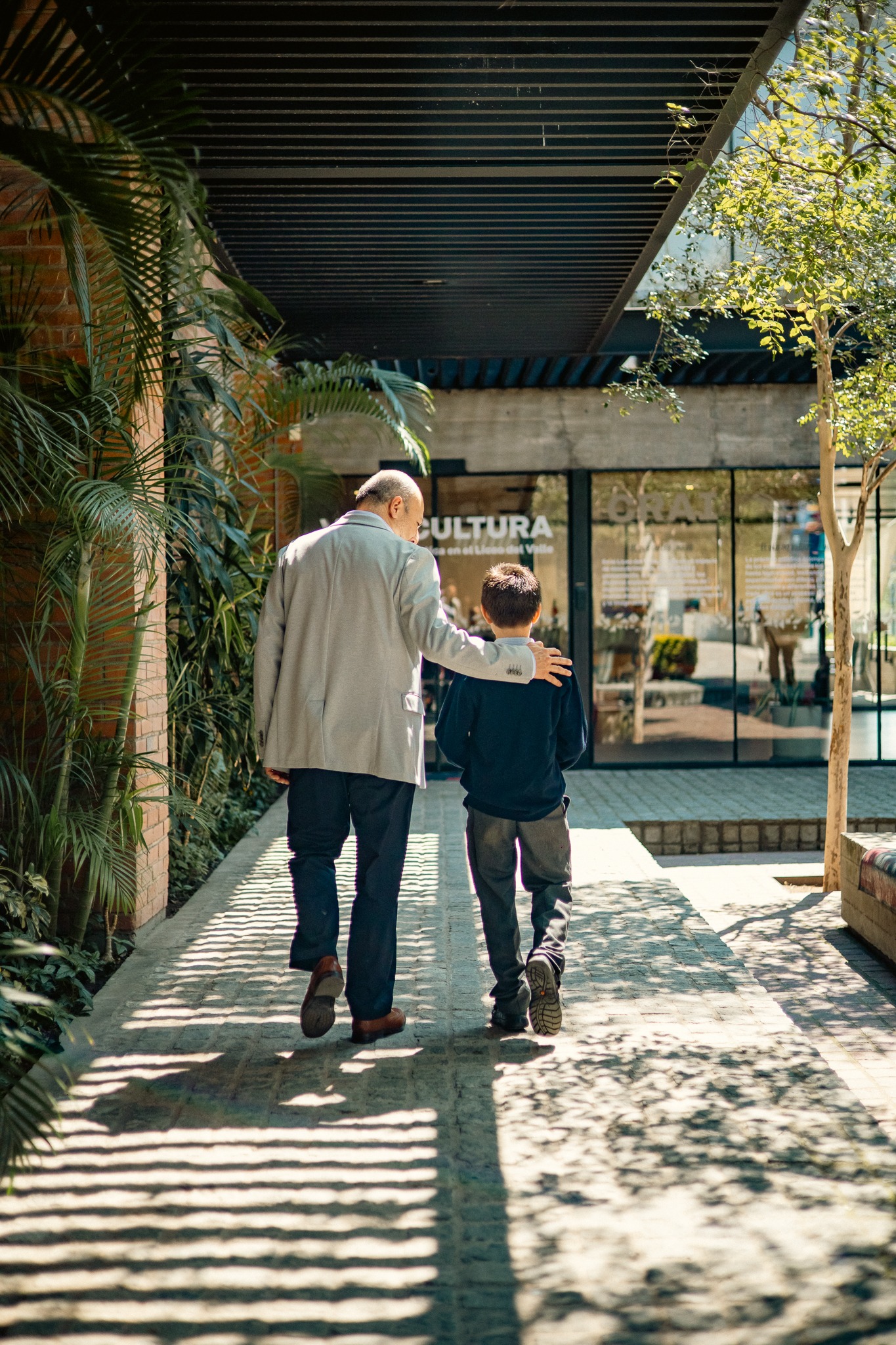 Papá e hijo caminando