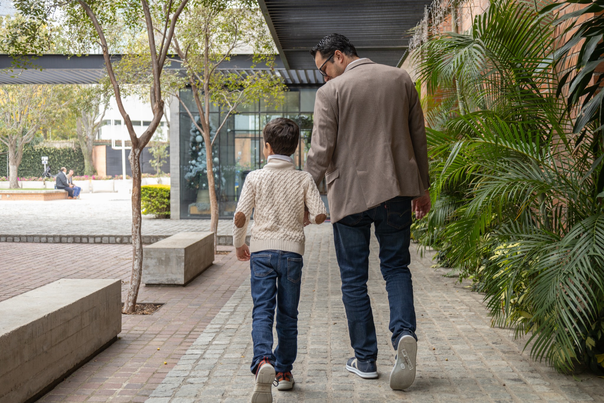 Papá e hijo en el colegio